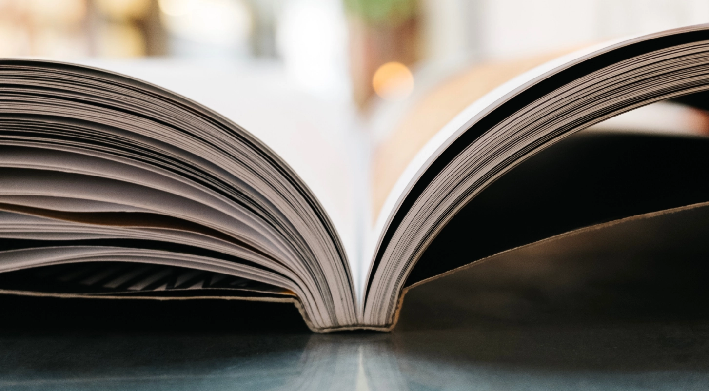 本を開いてる写真