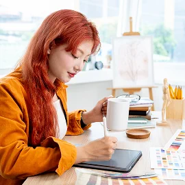 タブレットでデザインする女性
