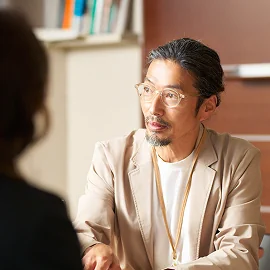 打ち合わせをする男性